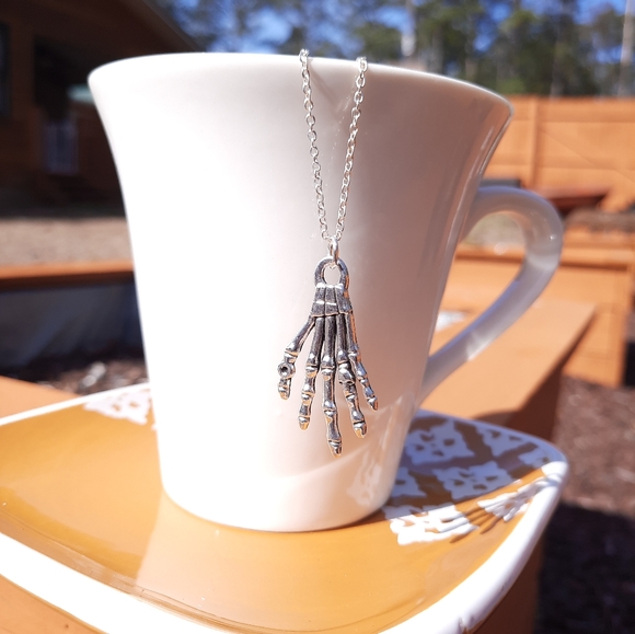 East Closet Jewelry - Simple Skeleton Hand Silver Tone Necklace
